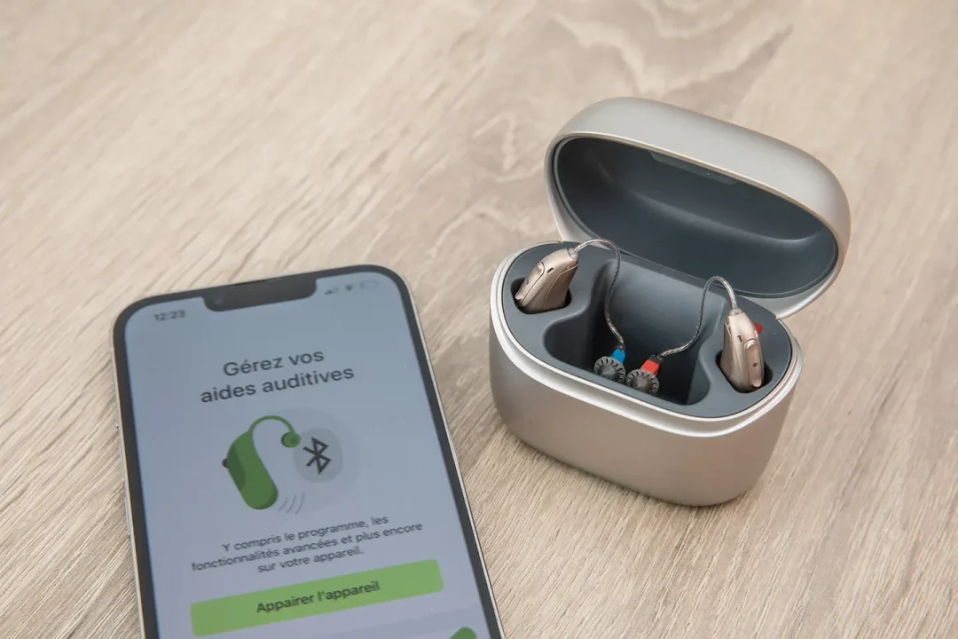 découvrez l'importance des soins personnels et du suivi professionnel pour un appareil auditif efficace et un confort optimal au quotidien.