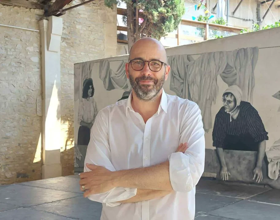 vincent bouget remporte les élections municipales 2026 à nîmes, marquant une nouvelle étape politique pour la ville.