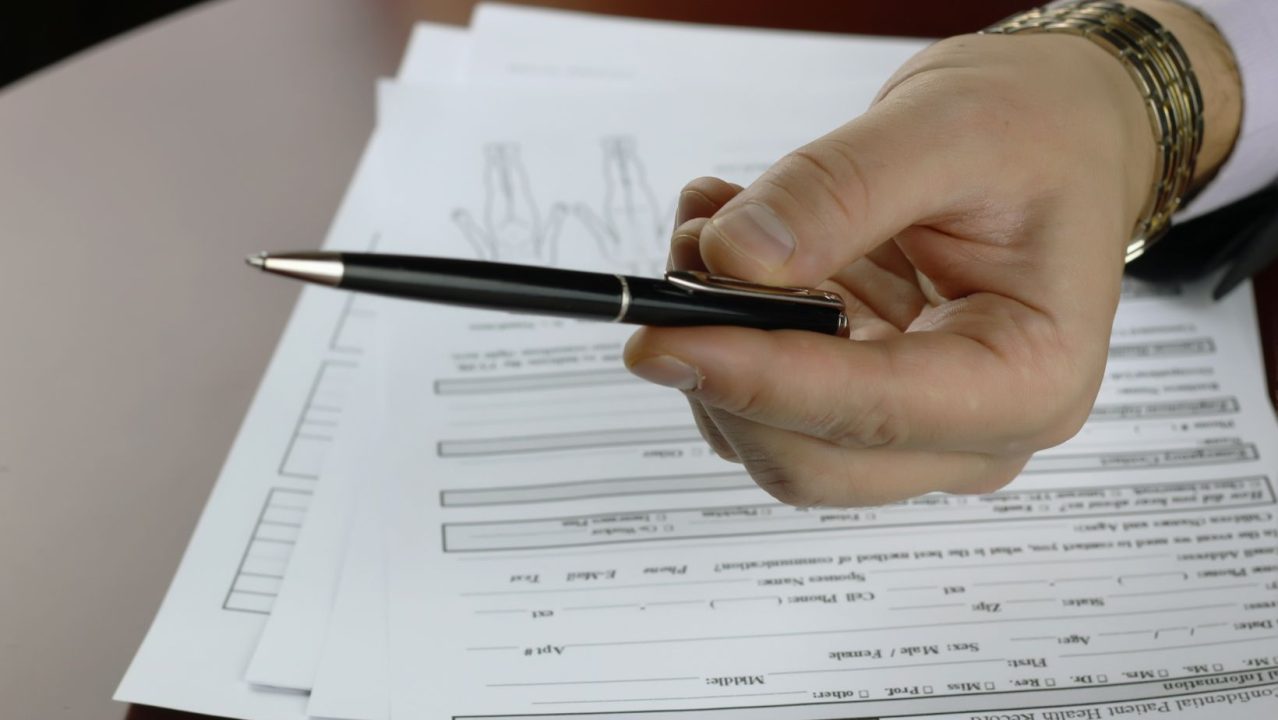 découvrez les exclusions essentielles en petits caractères des assurances santé pour animaux afin de bien protéger votre compagnon.