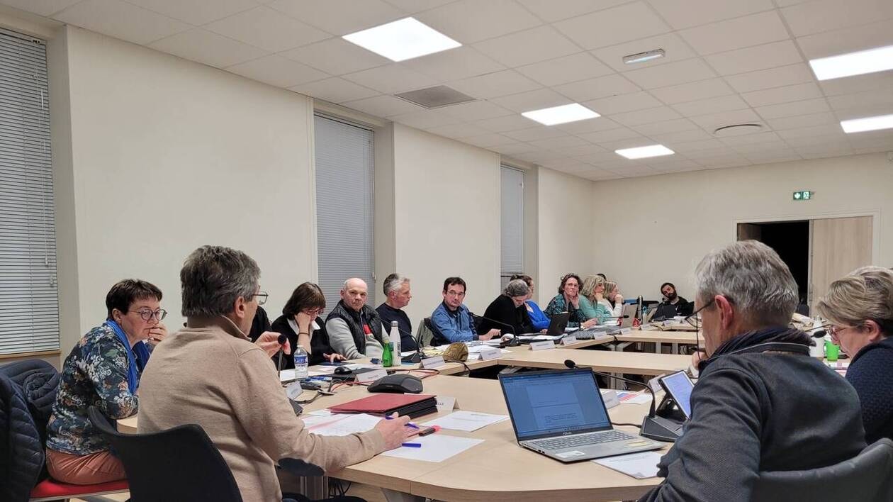 découvrez les débats autour de l'opposition et des priorités lors du conseil municipal de pluguffan, avec un focus sur les décisions clés pour la commune.