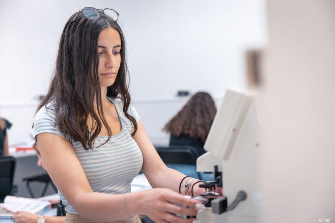 découvrez les revenus mensuels nets de soraya, opticienne à nice, et son parcours professionnel dans le secteur de l'optique.