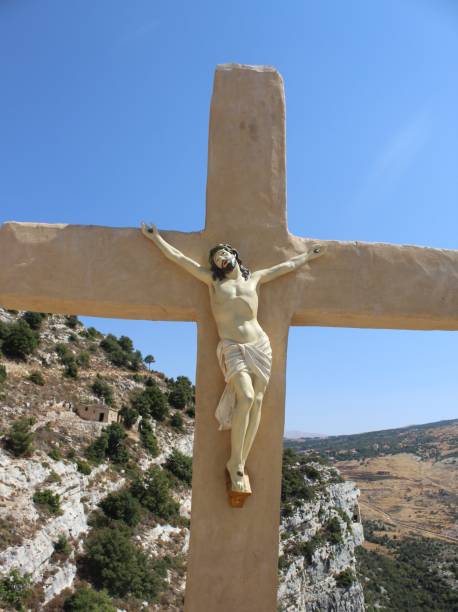 une statue de jésus a été vandalisée au liban, suscitant la consternation de netanyahu qui exprime son choc face à cet acte de profanation.